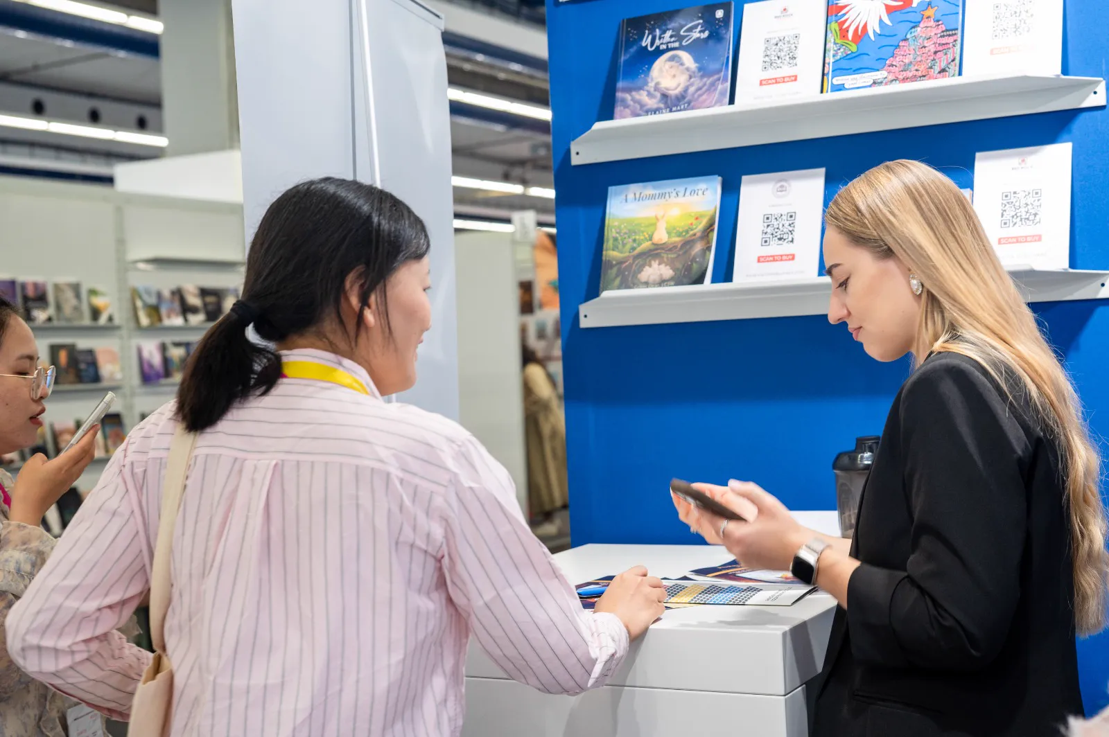 Visitors at the Frankfurt book stand